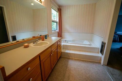 5407 Allendale Crescent, Castlegar, BC - Indoor Photo Showing Bathroom