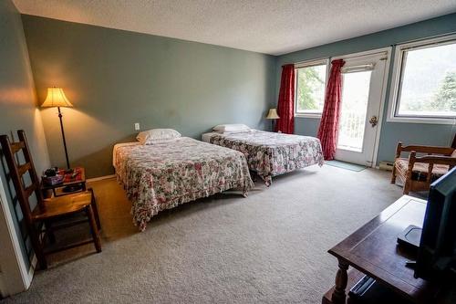 5407 Allendale Crescent, Castlegar, BC - Indoor Photo Showing Bedroom