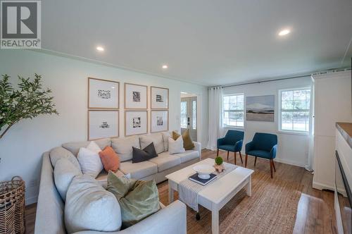 212 Camberly Cove, Okanagan Falls, BC - Indoor Photo Showing Living Room