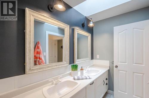 212 Camberly Cove, Okanagan Falls, BC - Indoor Photo Showing Bathroom
