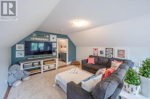 212 Camberly Cove, Okanagan Falls, BC - Indoor Photo Showing Living Room