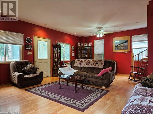 Great space to gather for the Superbowl! - 49 Queen Street E, Hepworth, ON - Indoor Photo Showing Living Room