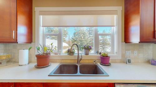 966 313Th Drive, Kimberley, BC - Indoor Photo Showing Kitchen With Double Sink