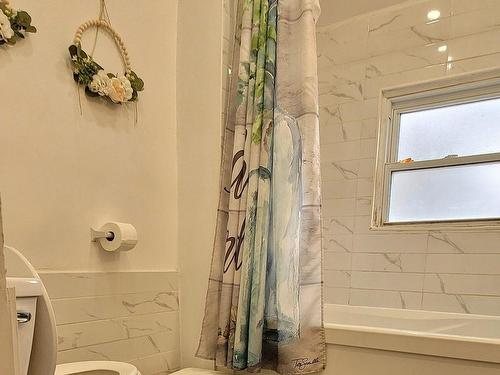 220 Belmont Ave, Hamilton, ON - Indoor Photo Showing Bathroom