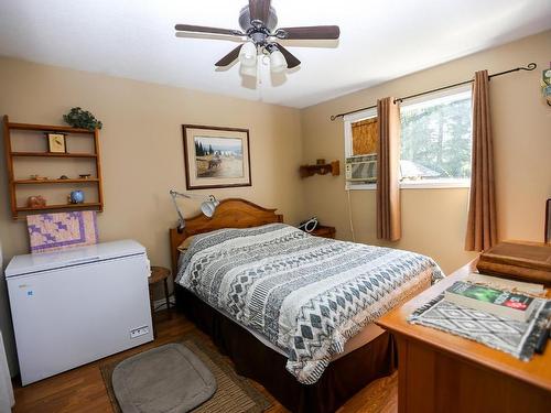 4735 Spruce Cres, Barriere, BC - Indoor Photo Showing Bedroom