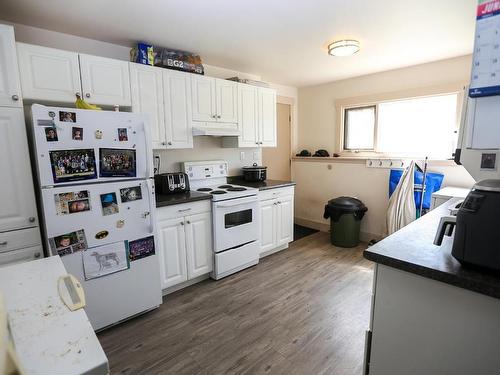 4735 Spruce Cres, Barriere, BC - Indoor Photo Showing Kitchen