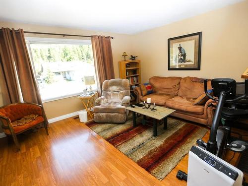 4735 Spruce Cres, Barriere, BC - Indoor Photo Showing Living Room