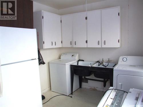 405 1St Street E, Leader, SK - Indoor Photo Showing Laundry Room