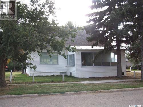 405 1St Street E, Leader, SK - Outdoor