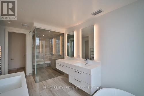 5101 - 1 Yorkville Avenue, Toronto, ON - Indoor Photo Showing Bathroom