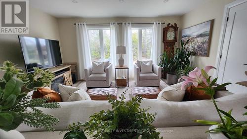 #Upper -47 Alexander Blvd, Georgina, ON - Indoor Photo Showing Living Room