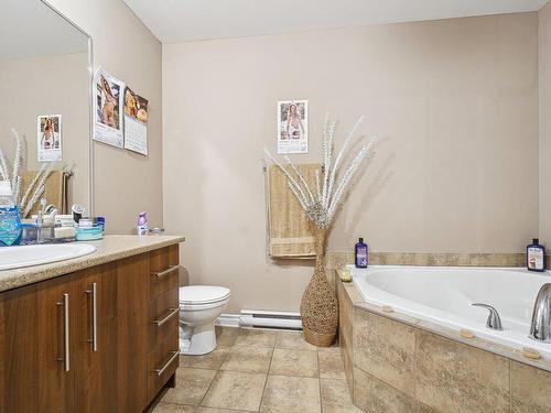 Salle de bains - 4970  - 4974 Boul. St-Martin O., Laval (Chomedey), QC - Indoor Photo Showing Bathroom