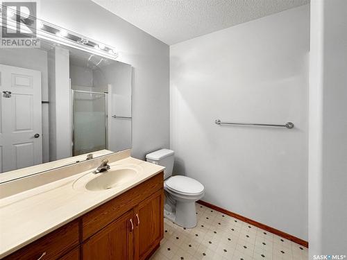 4 701 North Street E, Swift Current, SK - Indoor Photo Showing Bathroom