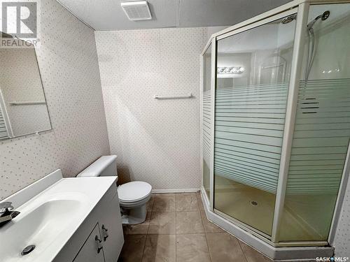 4 701 North Street E, Swift Current, SK - Indoor Photo Showing Bathroom