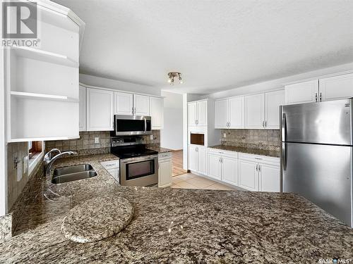 524 Mackenzie Drive, Swift Current, SK - Indoor Photo Showing Kitchen With Double Sink