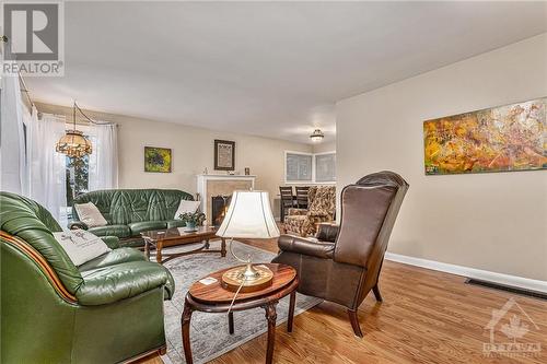 92 Broadview Avenue E, Smiths Falls, ON - Indoor Photo Showing Living Room