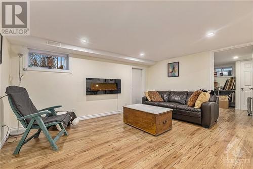 92 Broadview Avenue E, Smiths Falls, ON - Indoor Photo Showing Living Room