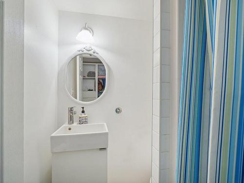 Bathroom - 4970 Av. West Hill, Montréal (Côte-Des-Neiges/Notre-Dame-De-Grâce), QC - Indoor Photo Showing Bathroom