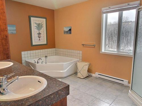 Bathroom - 27 Ch. Du Golf, Baie-Saint-Paul, QC - Indoor Photo Showing Bathroom
