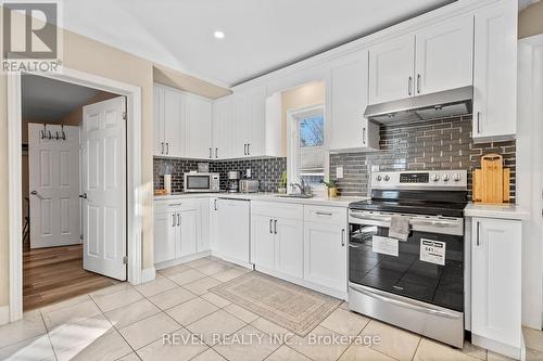 6579 Cleveland Ave, Niagara Falls, ON - Indoor Photo Showing Kitchen