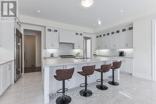 27 Sir Henry Court, King, ON - Indoor Photo Showing Kitchen With Upgraded Kitchen