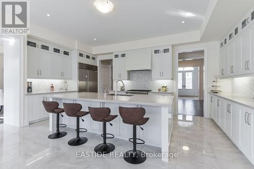 27 Sir Henry Court, King, ON - Indoor Photo Showing Kitchen With Upgraded Kitchen