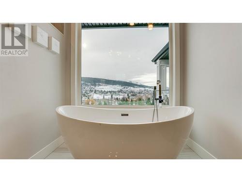 8792 Cortland Place, Coldstream, BC - Indoor Photo Showing Bathroom