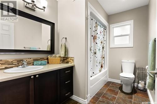 1242 Highwood Avenue, Buena Vista, SK - Indoor Photo Showing Bathroom