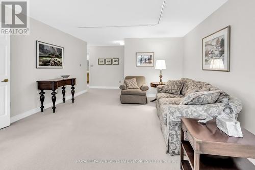 #603 -130 Carlton St, Toronto, ON - Indoor Photo Showing Living Room