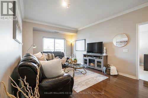 #705 -1 Maison Parc Crt, Vaughan, ON - Indoor Photo Showing Living Room