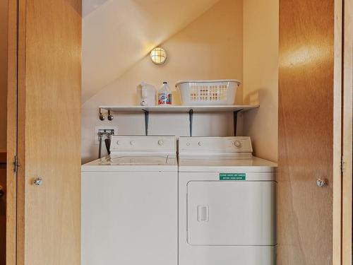 1254 Fosters Pl, Courtenay, BC - Indoor Photo Showing Laundry Room