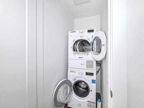 1601-777 Herald St, Victoria, BC - Indoor Photo Showing Laundry Room