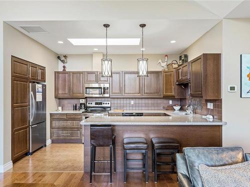 201-691 Beach Rd, Qualicum Beach, BC - Indoor Photo Showing Kitchen With Upgraded Kitchen