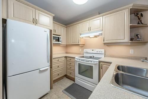 4300 Kalar Road|Unit #15, Niagara Falls, ON - Indoor Photo Showing Kitchen With Double Sink