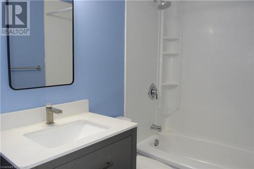 489 Kingscourt Drive Unit# B, Waterloo, ON - Indoor Photo Showing Bathroom