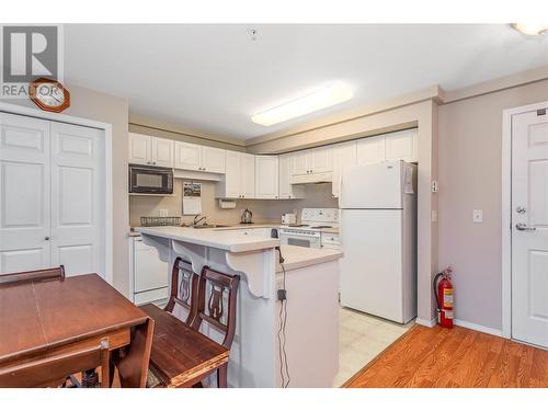 250 Dougall Road N Unit# 106, Kelowna, BC - Indoor Photo Showing Kitchen
