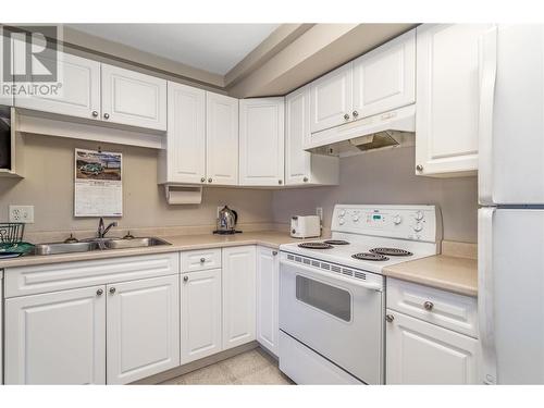 250 Dougall Road N Unit# 106, Kelowna, BC - Indoor Photo Showing Kitchen With Double Sink