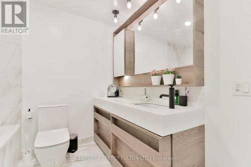 929 - 505 Richmond Street W, Toronto, ON - Indoor Photo Showing Bathroom