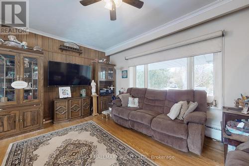 57 Park Cres, Richmond Hill, ON - Indoor Photo Showing Living Room