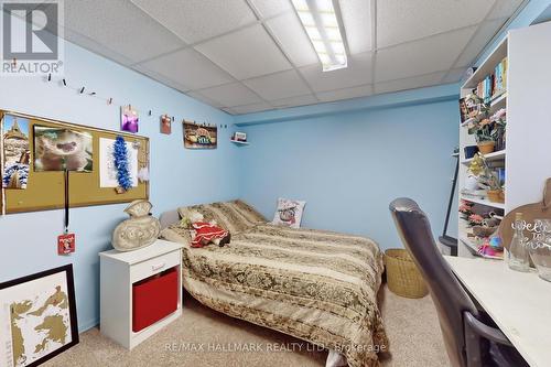 57 Park Cres, Richmond Hill, ON - Indoor Photo Showing Bedroom