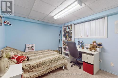 57 Park Cres, Richmond Hill, ON - Indoor Photo Showing Bedroom