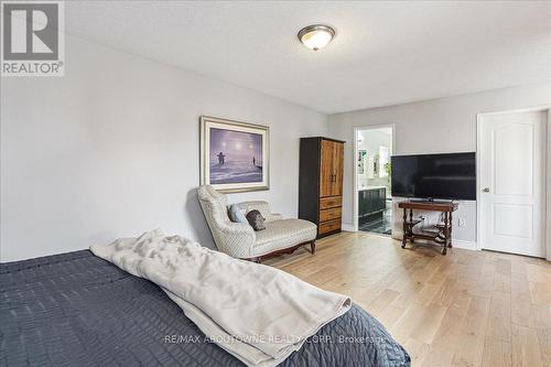 109 River Glen Blvd, Oakville, ON - Indoor Photo Showing Living Room