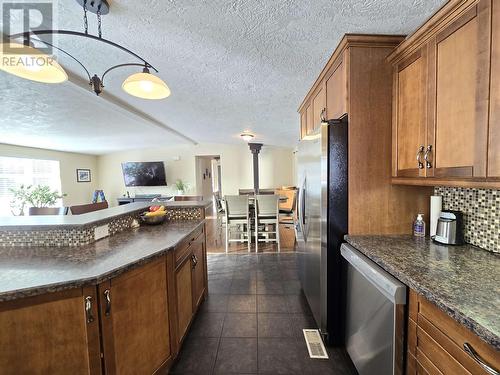 820 Beaven Crescent, Valemount, BC - Indoor Photo Showing Kitchen