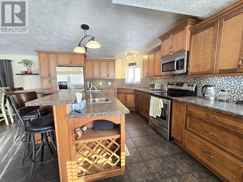 820 Beaven Crescent, Valemount, BC - Indoor Photo Showing Kitchen
