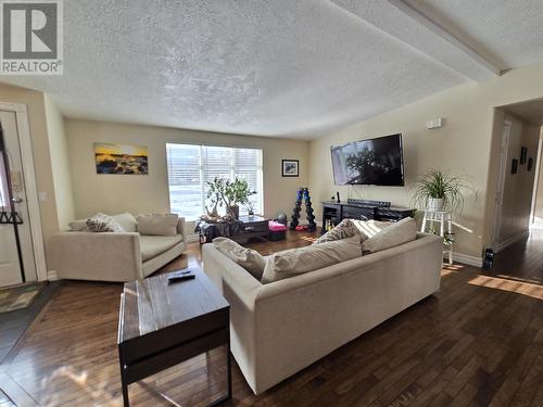 820 Beaven Crescent, Valemount, BC - Indoor Photo Showing Living Room