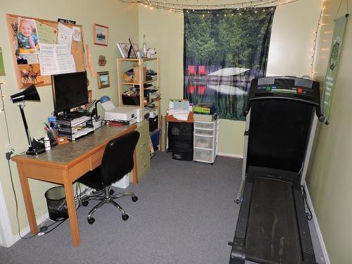 415 Hatton Avenue, Midway, BC - Indoor Photo Showing Office