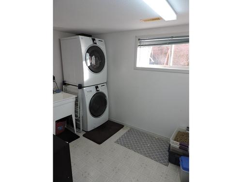 415 Hatton Avenue, Midway, BC - Indoor Photo Showing Laundry Room