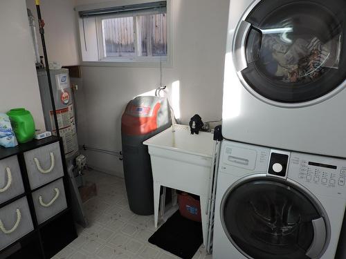 415 Hatton Avenue, Midway, BC - Indoor Photo Showing Laundry Room
