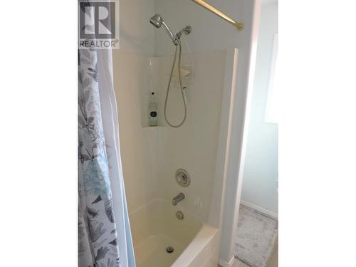 415 Hatton Avenue, Midway, BC - Indoor Photo Showing Bathroom