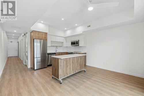 604 Cawston Avenue Unit# 402, Kelowna, BC - Indoor Photo Showing Kitchen
